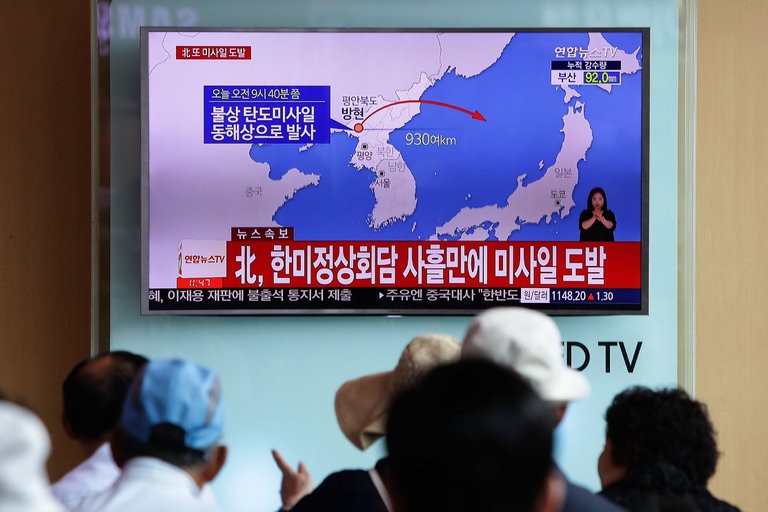 Bản tin về một vụ phóng tên lửa của Triều Tiên. Ảnh: Getty Images