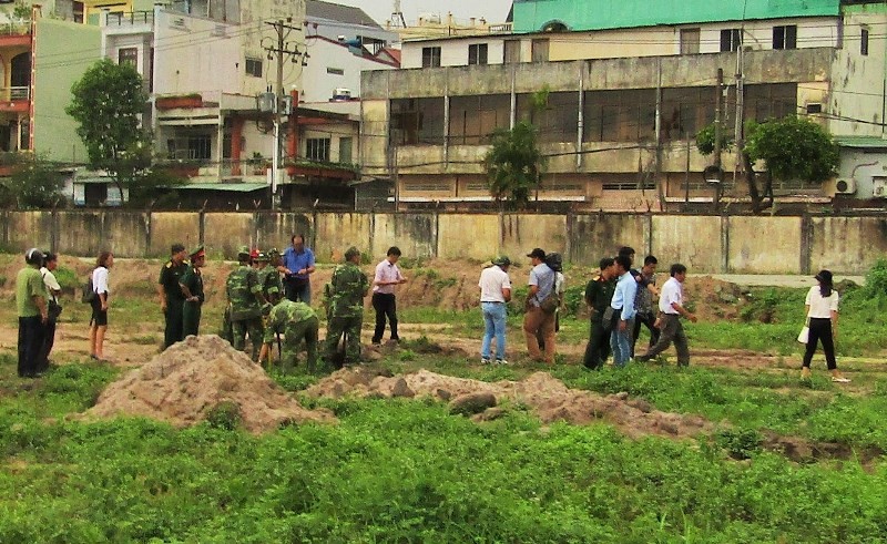 Lực lượng tìm kiếm mộ chôn tập thể liệt sỹ tại khu vực sân bay quốc tế Tân Sơn Nhất vẫn đang tích cực tìm kiếm. Ảnh Trần Nguyên Anh