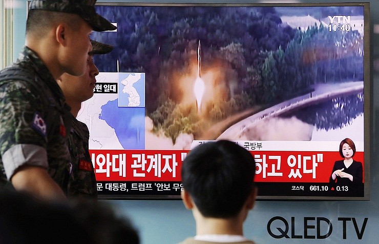 Người dân Hàn Quốc theo dõi thông tin về việc thử tên lửa của Triều Tiên. Ảnh: Getty Image