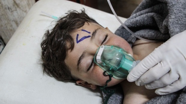 Một em nhỏ là nạn nhân vụ tấn công bằng vũ khí hóa học ở Idlib (Syria) ngày 4/4. Ảnh: EPA