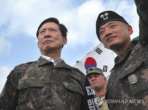 Bộ trưởng Quốc phòng Hàn Quốc Song Young-moo thăm khu DMZ hôm 15/7. Ảnh: Yonhap