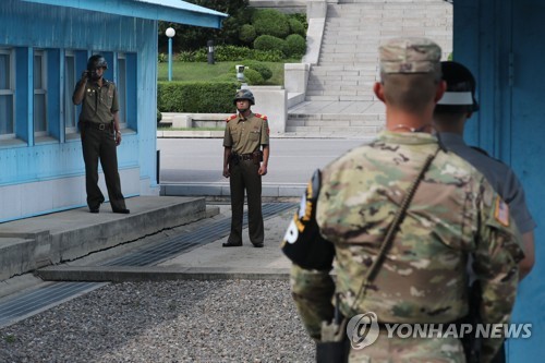 Binh sĩ Triều Tiên (trái) và binh sĩ Hàn Quốc (phải) tại làng đình chiến Panmunjom. Ảnh: Yonhap
