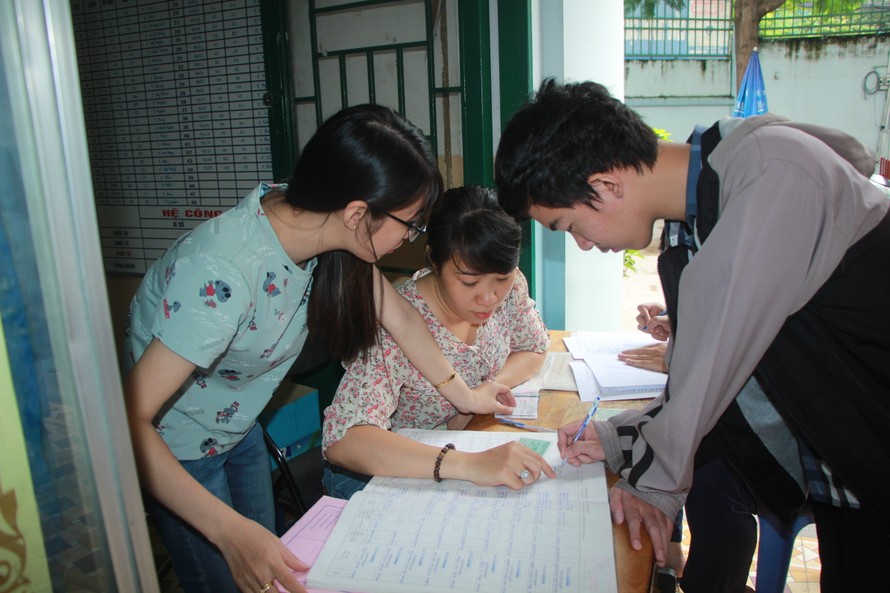 Thí sinh đắng ký thay đổi nguyện vọng tại trường THPT Gò Vấp, TPHCM ngày 19/7