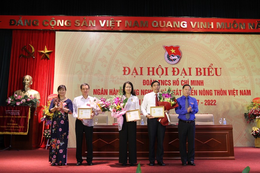 Anh Nguyễn Phi Long, Bí thư T.Ư Đoàn, Chủ tịch Hội LHTN Việt Nam ( ngoài cùng, bên phải ) trao Kỷ niệm chương “Vì thế hệ trẻ” cho các cá nhân có đóng góp xuất sắc