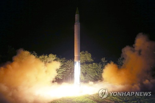 Hình ảnh được cho là ghi lại khoảnh khắc tên lửa Hwasong-14 khai hỏa tối 28/7. Ảnh: Yonhap
