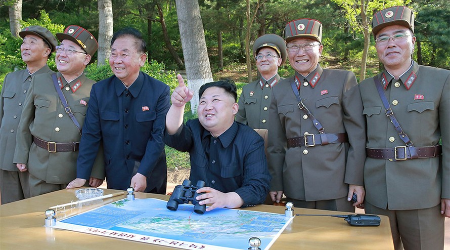Chủ tịch Triều Tiên Kim Jong-un theo dõi quá trình phóng thử tên lửa đạn đạo hồi tháng 5. Ảnh: KCNA