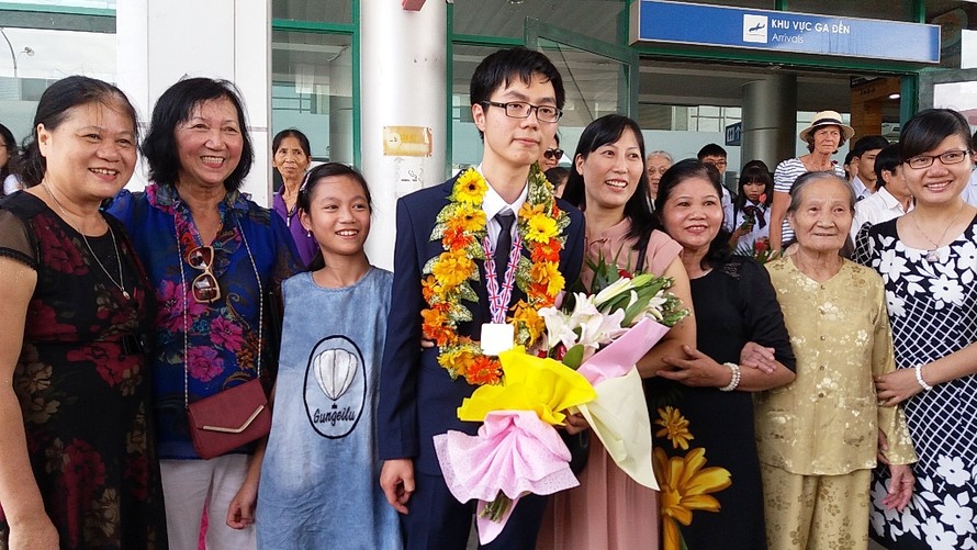 Người nhà, bạn bè, thầy cô vỡ òa niềm vui trước thành tích đặc biệt mà Trương Đông Hưng mang về cho Trường Quốc học Huế.