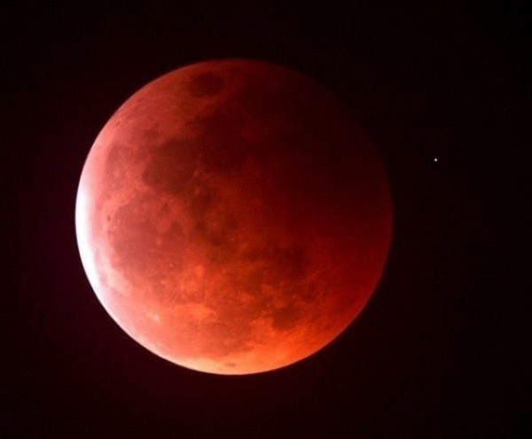 Mặt Trăng chuyển sang màu đỏ thẫm khi nguyệt thực một phần xuất hiện.