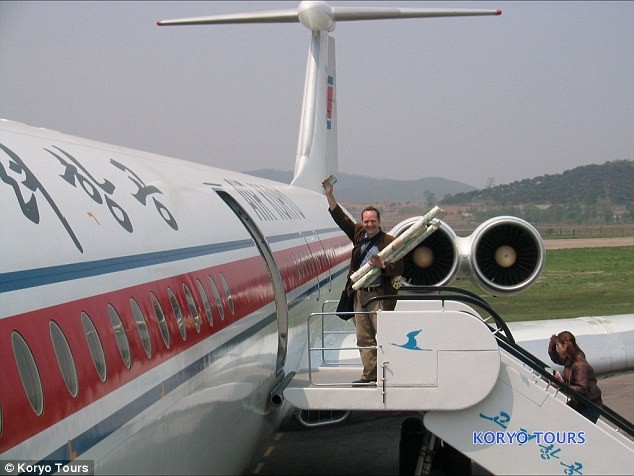 Một du khách bước lên chiếc máy bay thuộc hãng hàng không Air Koryo của Triều Tiên. Ảnh: Koryo Tour