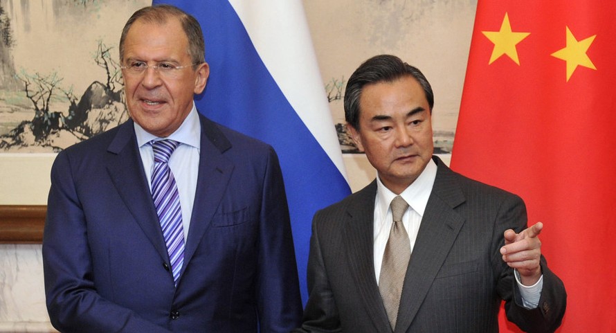 Bộ trưởng Ngoại giao Nga Sergey Lavrov và Bộ trưởng Ngoại giao Trung Quốc Vương Nghị. Ảnh: AFP