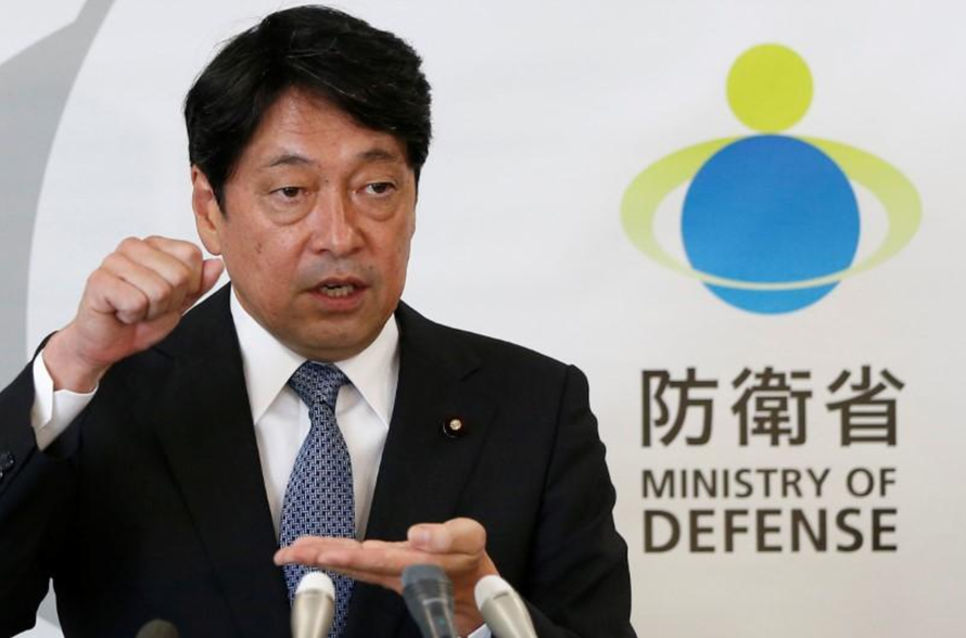 Ông Itsunori Onodera - Bộ trưởng Quốc phòng Nhật Bản tham gia họp báo sáng 8/8. Ảnh: Reuters