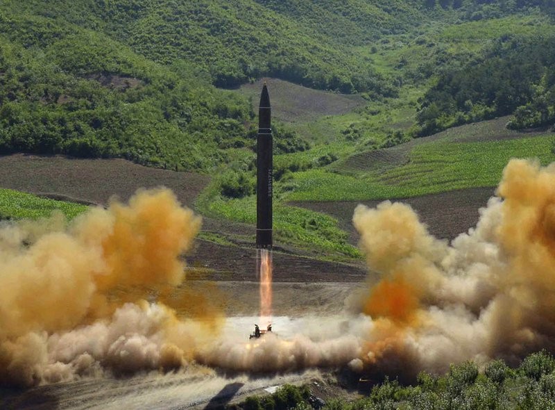 Triều Tiên phóng thử tên lửa đạn đạo xuyên lục địa Hwasong-14 hôm 4/7. Ảnh: KCNA