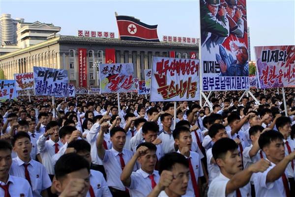 Hàng ngàn người dân Triều Tiên được huy động tập trung trên quảng trường Kim Nhật Thành ở Bình Nhưỡng ngày 9/8 để phản đối các biện pháp trừng phạt mới của Liên Hợp quốc. Ảnh: Jon Chol Jin 
