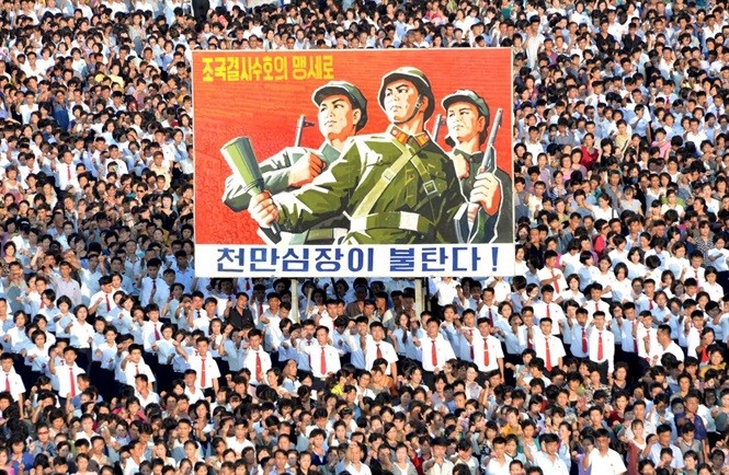 Người dân Triều Tiên mít tinh thể hiện sự ủng hộ chính phủ hôm 10/8 tại Bình Nhưỡng. Ảnh: KCNA