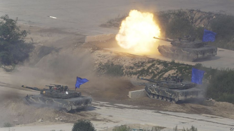 Xe tăng của Hàn Quốc nã đạn trong một cuộc diễn tập. Ảnh: AP