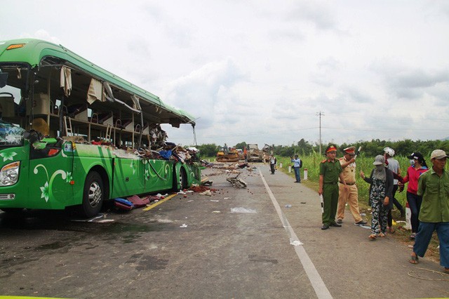 Hiện trường vụ tai nạn giao thông thảm khốc ở Bình Định khiến 5 người chết và nhiều người bị thương