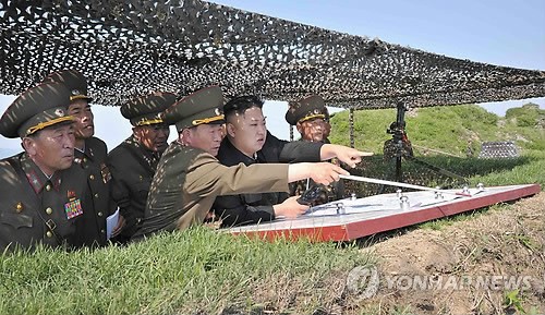 Chủ tịch Triều Tiên Kim Jong-un thăm và chỉ đạo một đơn vị quân sự ở tiền tuyến hồi năm 2013. Ảnh: KCNA