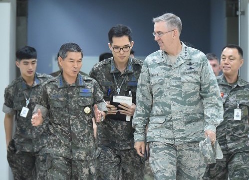 Tư lệnh Chiến lược John Hyten (thứ hai từ phải sang) xuất hiện tại Hàn Quốc để theo dõi cuộc tập trận. Ảnh: Yonhap