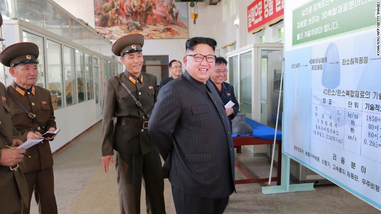Chủ tịch Kim Jong-un thăm Viện Vật liệu Hóa học, thuộc Viện Hàn lâm Khoa học Quốc phòng Triều Tiên trong tháng 8. Ảnh: KCNA