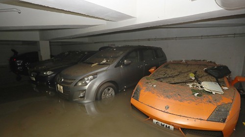 Siêu xe Lamborghini ngập trong rác thải, bùn đất và nước biển tại hầm đỗ xe của khu chung cư Heng Fa Chuen. Ảnh: SMCP.