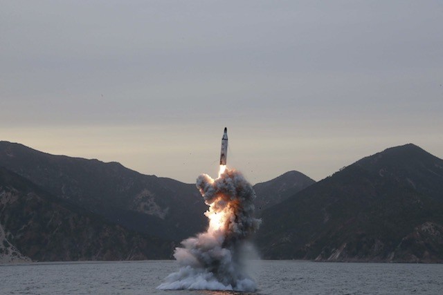 Triều Tiên phóng thử tên lửa đạn đạo từ tàu ngầm hôm 23/4/2016. Ảnh: KCNA