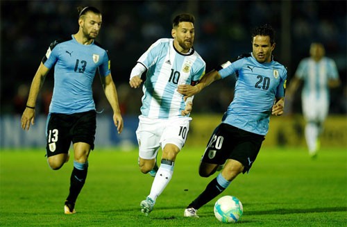 Messi không thể giúp Argentina ghi bàn vào lưới Uruguay. Ảnh: Reuters