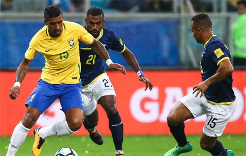 Paulinho (áo vàng) tiếp tục chơi tốt trong màu áo tuyển Brazil. Ảnh: Reuters