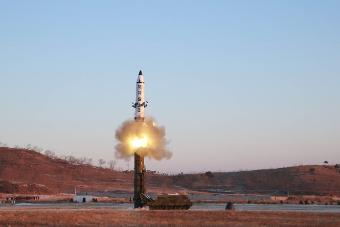 Tên lửa Pukguksong-2 của Triều Tiên được phóng từ xe mang phóng tự hành. Ảnh: Reuters