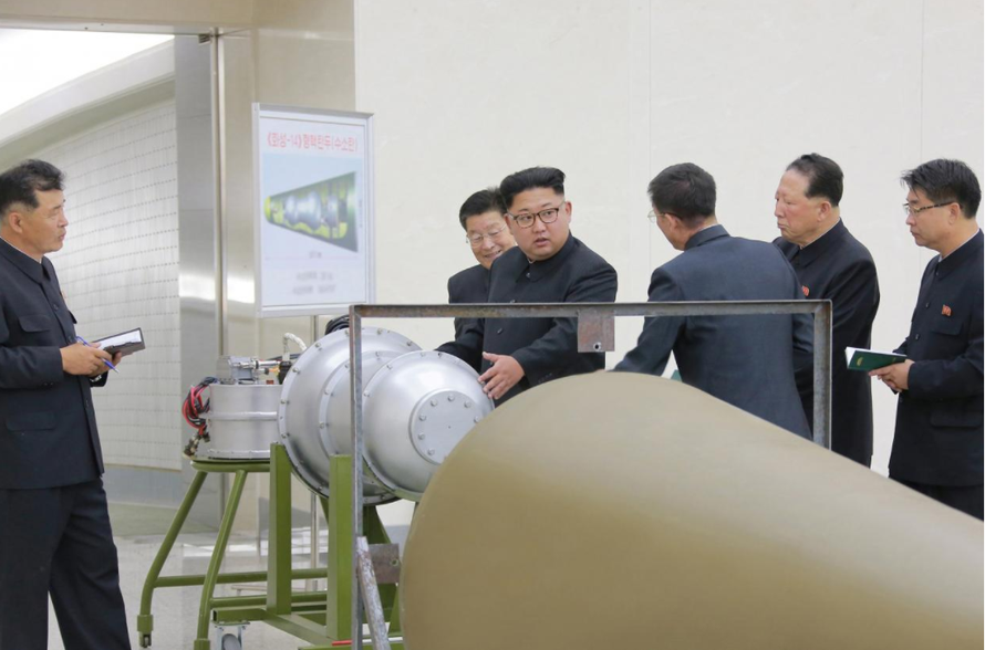 Nhà lãnh đạo Triều Tiên Kim Jong Un thăm Viện Vũ khí hạt nhân. Ảnh: KCNA