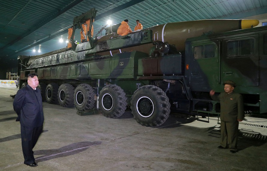 Chủ tịch Triều Tiên Kim Jong-un thị sát ICBM Hwasong-14. Ảnh được hàng tin KCNA của Triều Tiên tung ra ngày 5/7.