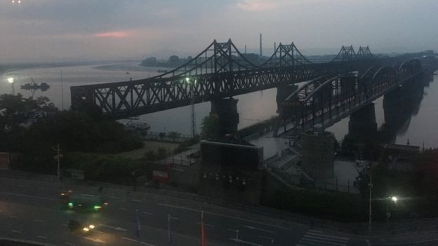 Cầu bắc qua sông Yalu, nối giữa Dan Dong (Trung Quốc) với Triều Tiên. Ảnh: BBC