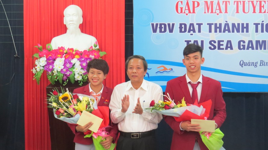 Ông Hoàng Đăng Quang tặng hoa và quà cho 2 vận động viên 