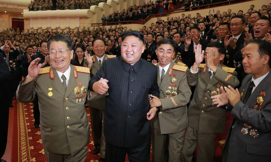 Chủ tịch Triều Tiên Kim Jong-un cùng các tướng lĩnh ăn mừng vụ thử bom H thành công. Ảnh: KCNA