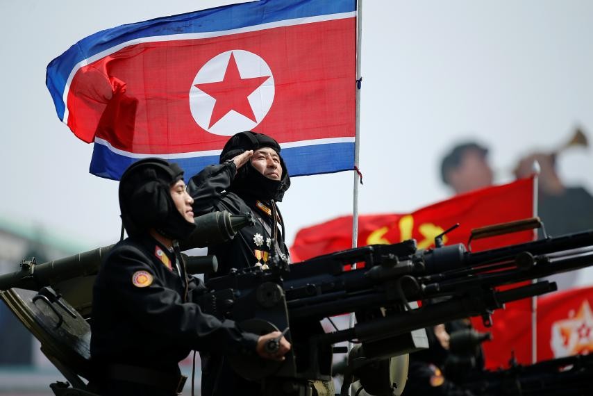 Binh sĩ Triều Tiên giơ tay chào lãnh tụ Kim Jong-un trong cuộc duyệt binh ngày 15/4. Ảnh: Reuters