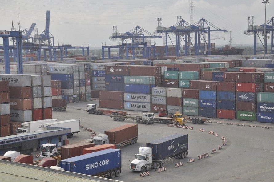 Hàng hóa nhập cảng tại cảng Cát Lái. 