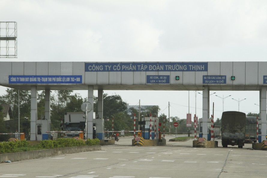 Trạm thu phí BOT Quảng Trị đặt tại Km 763+800 QL 1A trên địa bàn xã Triệu Giang, huyện Triệu Phong đang gây nhiều bức xúc cho người dân. Ảnh: H.T