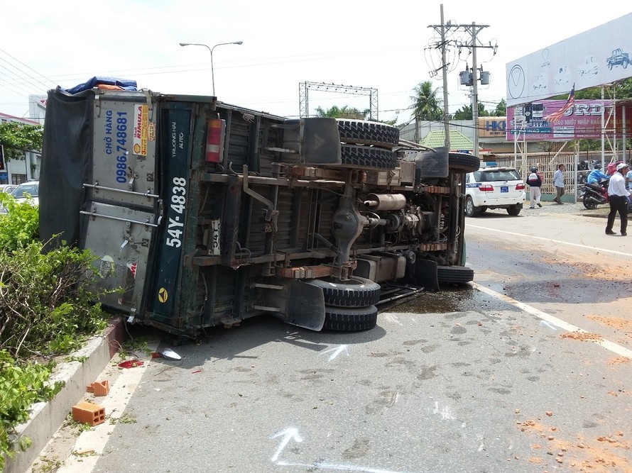 Ba phương tiện lật nhào sau tai nạn.