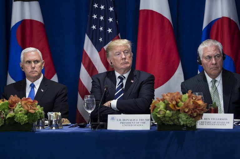 Tổng thống Mỹ Donald Trump (giữa) cùng Phó Tổng thống Mike Pence (trái) và Ngoại trưởng Rex Tillerson (phải) lắng nghe một bài phát biểu trước bữa tiệc trưa với các đại diện Nhật Bản và Hàn Quốc. Ảnh: AFP