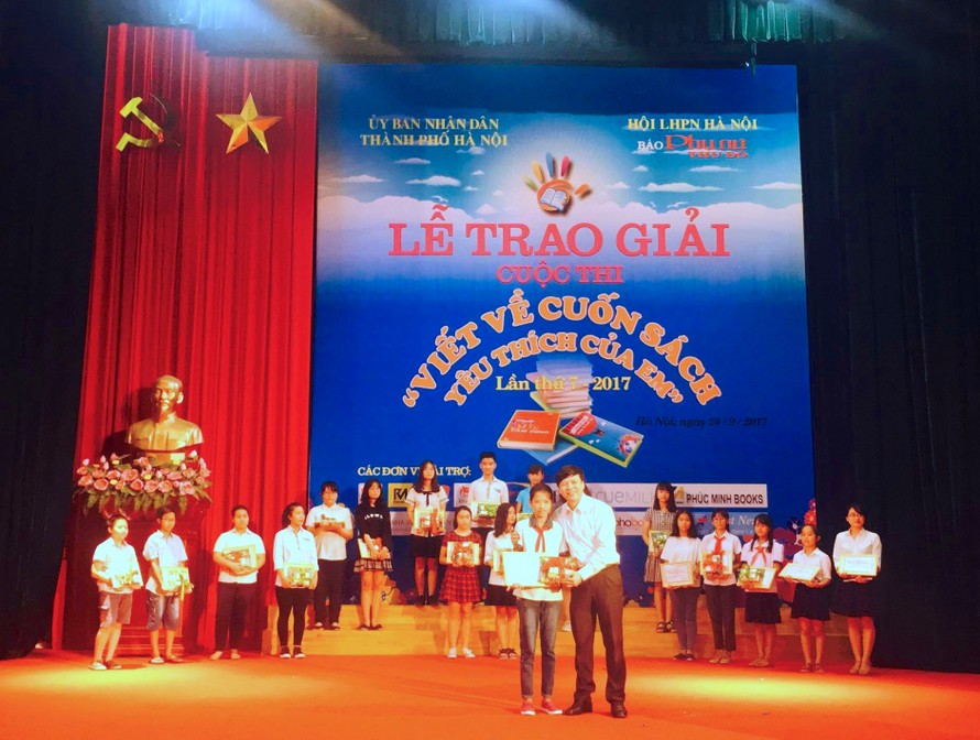 Em Đặng Ý Nhi (lớp 8D, trường THCS thị trấn Sóc Sơn, Hà Nội) đoạt giải Nhất cuộc thi với bài viết về tác phẩm "Tôi kể em nghe chuyện Trường Sa".