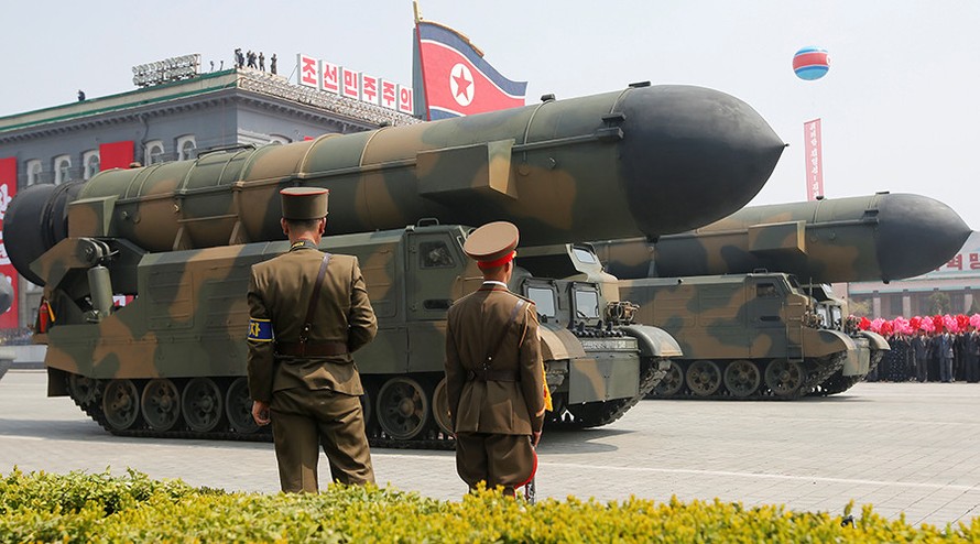 Tên lửa Triều Tiên xuất hiện trong một buổi duyệt binh. Ảnh: Reuters