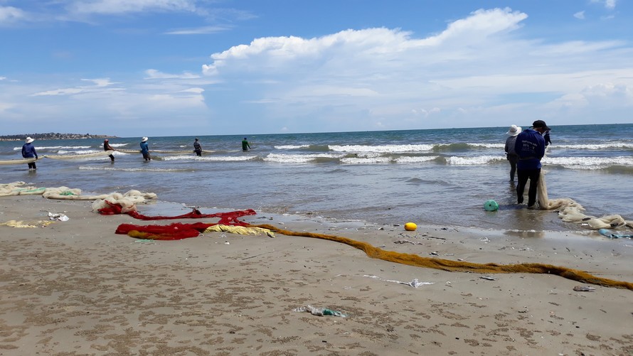 Ngư dân đánh bắt hải sản tại bờ biển Tuy Phong.