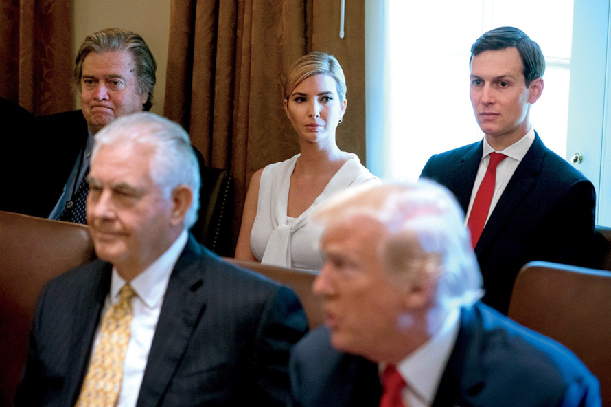 Con gái và con rể Tổng thống Trump (giữa và bên phải hàng sau) hiện đang là tâm điểm của nghi vẫn sử dụng email riêng để xử lý việc công. Ảnh: Vanity Fair