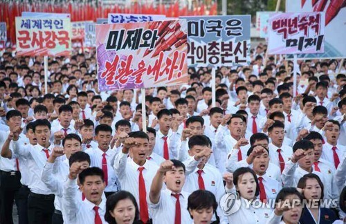 Các sinh viên Triều Tiên tham gia mít tinh tại quảng trường Kim Il-Sung ở thủ đô Bình Nhưỡng hôm 23/9 nhằm tán dương lời tố cáo Mỹ của lãnh tụ Kim Jong-un. Ảnh: Yonhap