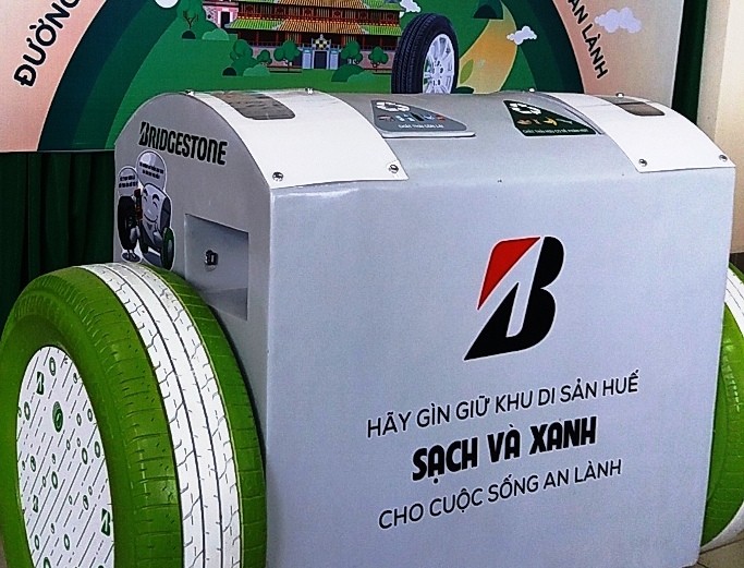 Những thùng rác thông minh đầu tiên đã có mặt tại Huế, với thông điệp "Đường sạch phố xanh, cuộc sống an lành".