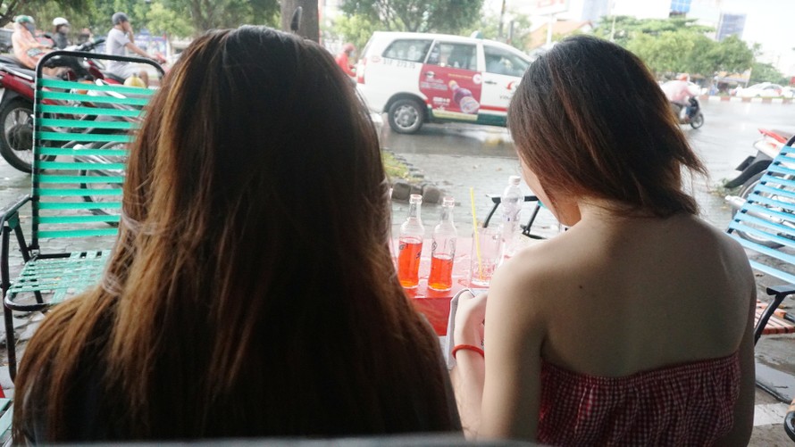 Hai cô gái bị đưa vào trung tâm bảo trợ xã hội khi ngồi trong quán cà phê.