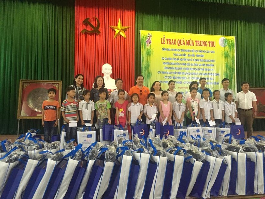 Trao 450 suất quà trung thu cho trẻ nghèo hiếu học ở Ninh Bình