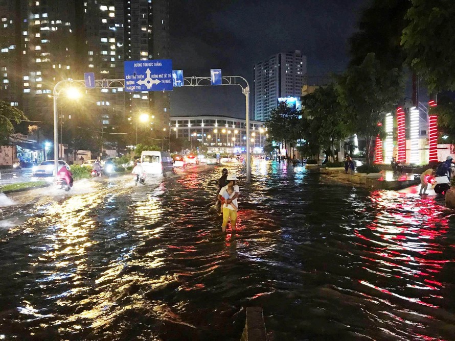 Đường Nguyễn Hữu Cảnh ngập nặng trong cơn mưa tối 30/9.