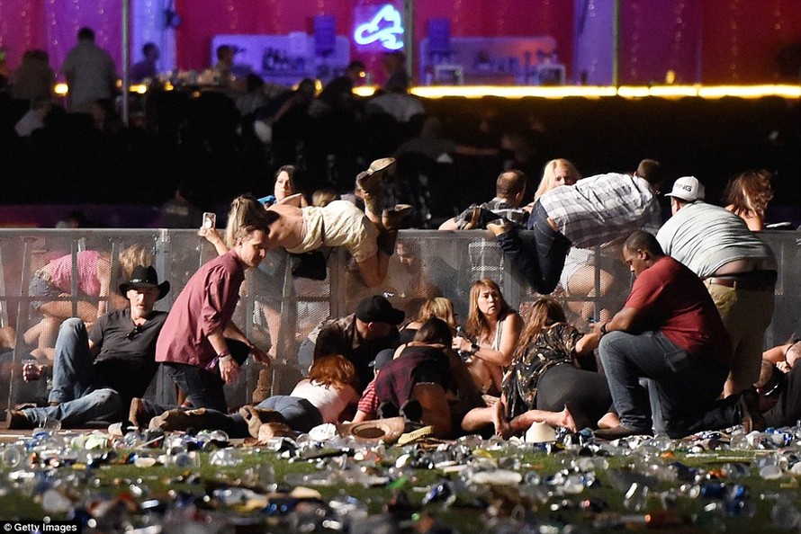 Hiện trường vụ xả súng hôm 1/10 tại Las Vegas. Ảnh: Getty