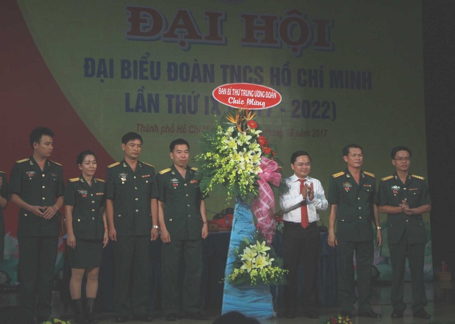 Bí thư Trung ương Đoàn Nguyễn Anh Tuấn tặng hoa của Ban Bí thư chúc mừng đại hội