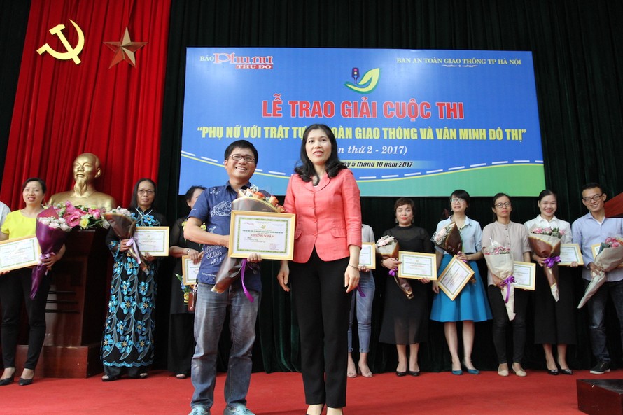 Bà Trần Thị Phương Hoa - Chủ tịch Hội Liên hiệp phụ nữ Hà Nội trao giải cho tác giả Dương Hiệp với tác phẩm đoạt giải Nhất mang tên "Thức cho thành phố ngủ".